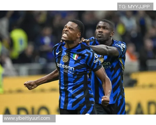 库普梅纳斯传中被扑后图拉姆紧随其后射门再遭门将拒绝